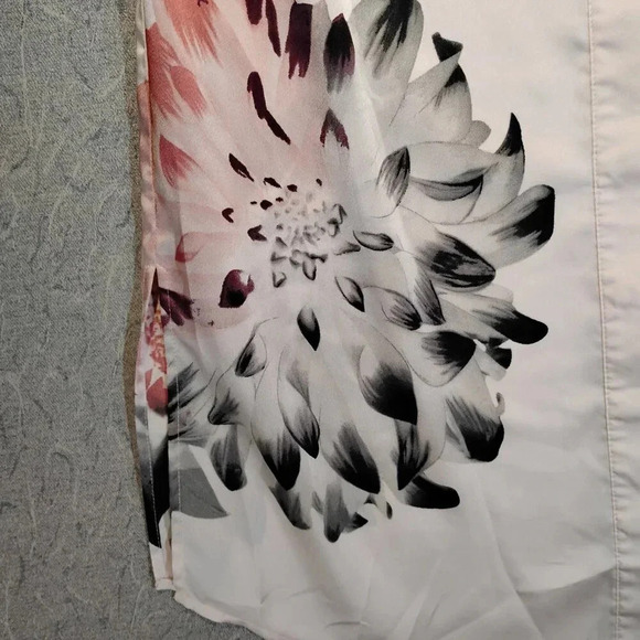 Cleo  Petites Women's Tunic Cream with Black & Red Zinnias in Size Medium - Picture 3 of 10